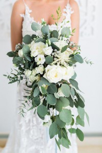 kwiaty, bukiet ślubny, eukaliptus, róża holenderska, zieleń, biel,